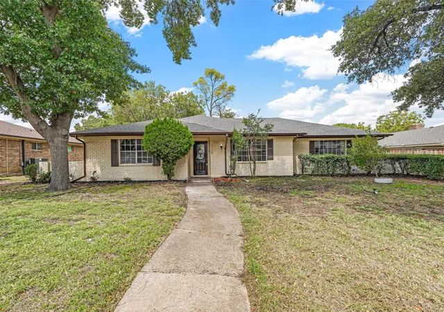 Photo 2 of Single family home for sale at 2205 Westlake Dr, Plano, TX 75075 | MLS# 21382927 | Listing updated on 2026-09-11