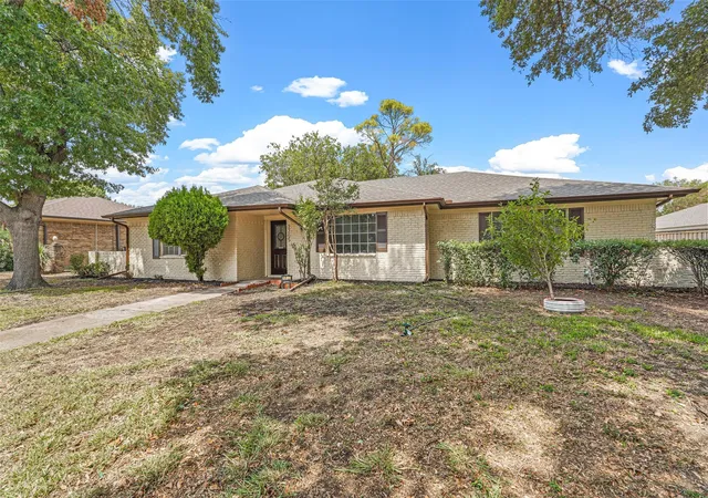 Photo 3 of Single family home for sale at 2205 Westlake Dr, Plano, TX 75075 | MLS# 21382927 | Listing updated on 2026-09-11