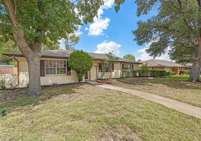 Photo 3 of Single family home for sale at 2205 Westlake Dr, Plano, TX 75075 | MLS# 21382927 | Listing updated on 2026-09-11