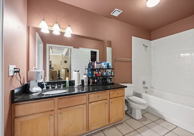 Listing Photo 2 - Condo for sale in building located at 2305 Worthington St, Dallas, TX 75204 - Unit #108