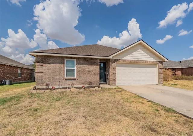 Photo 2 of Single family home for sale at 135 Ringneck Dr, Sanger, TX 76266 | MLS# 21377275 | Listing updated on 2026-10-03