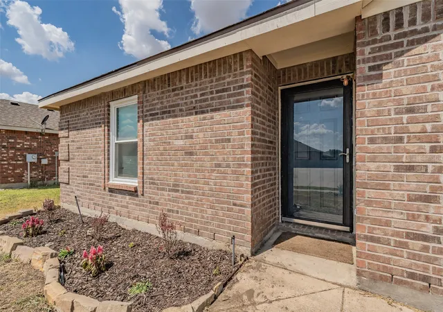 Photo 3 of Single family home for sale at 135 Ringneck Dr, Sanger, TX 76266 | MLS# 21377275 | Listing updated on 2026-10-03