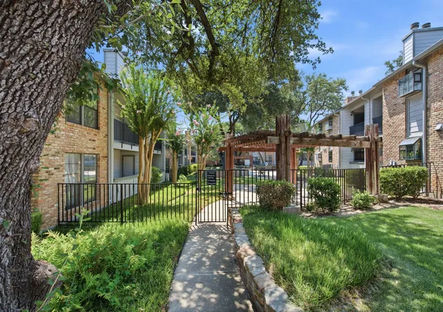 Listing Photo 2 - Condo for sale in building located at 15151 Berry Trl, Dallas, TX 75248 - Unit #910