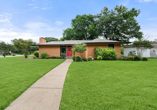 Photo 2 of Single family home for sale at 4001 Trl Lake Dr, Fort Worth, TX 76109 | MLS# 21381781 | Listing updated on 2026-09-11