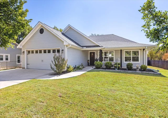 Photo 2 of Single family home for sale at 203 Paluxy St, Glen Rose, TX 76043 | MLS# 21382494 | Listing updated on 2026-09-11