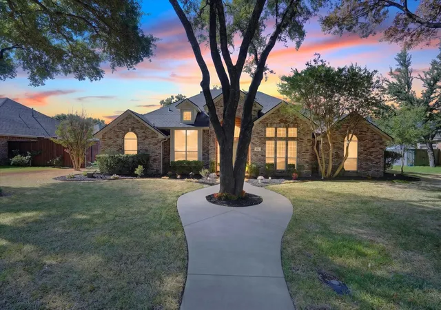 Photo 1 of Single family home for sale at 106 Hummingbird Ln, Ovilla, TX 75154 | MLS# 21381595 | Listing updated on 2026-09-13