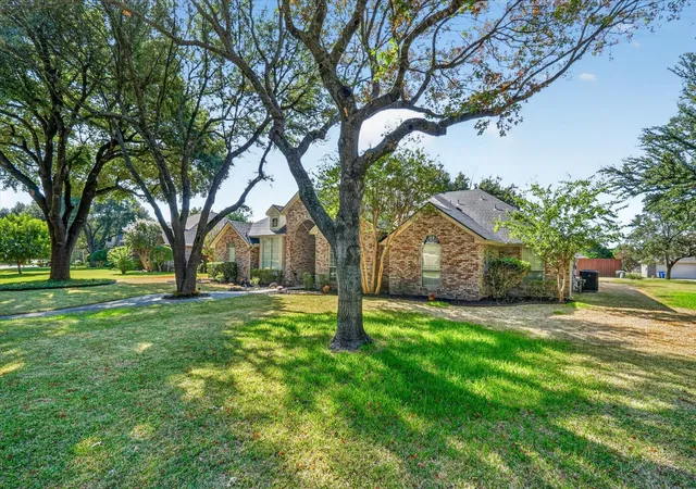 Photo 2 of Single family home for sale at 106 Hummingbird Ln, Ovilla, TX 75154 | MLS# 21381595 | Listing updated on 2026-09-13