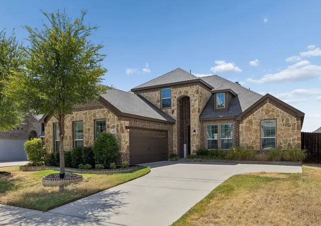 Single family home for sale at 105 Bluewood Dr, Red Oak, TX 75154 | MLS# 21380321