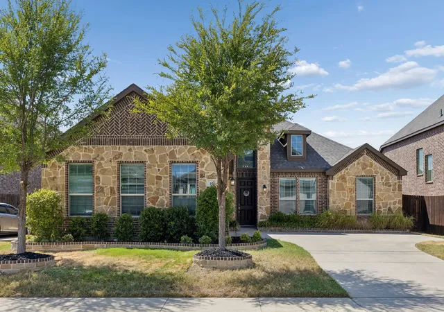 Photo 1 of Single family home for sale at 105 Bluewood Dr, Red Oak, TX 75154 | MLS# 21380321 | Listing updated on 2026-09-11