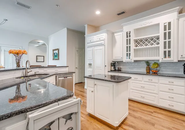 Photo 3 of Single family home for sale at 912 Thomas Xing Dr, Burleson, TX 76028 | MLS# 21382800 | Listing updated on 2026-09-11