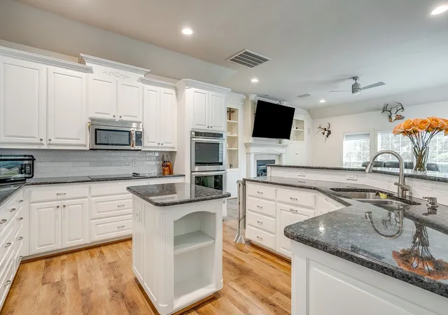 Photo 4 of Single family home for sale at 912 Thomas Xing Dr, Burleson, TX 76028 | MLS# 21382800 | Listing updated on 2026-09-11