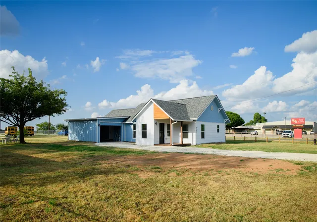 Photo 1 of Single family home for sale at 4401 Elementary Dr, Whitesboro, TX 76268 | MLS# 21383016 | Listing updated on 2026-10-04
