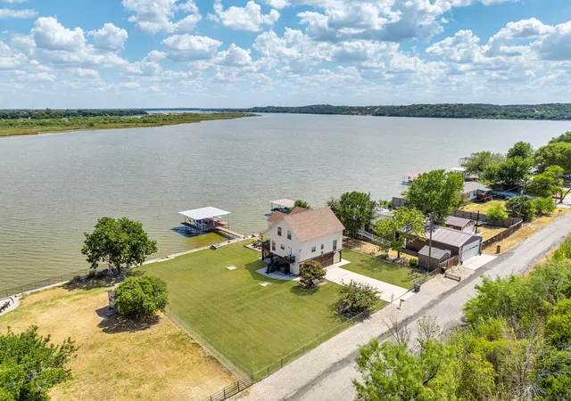Photo 1 of Single family home for sale at 5901 Parkside Ct, Granbury, TX 76048 | MLS# 21382075 | Listing updated on 2026-09-11