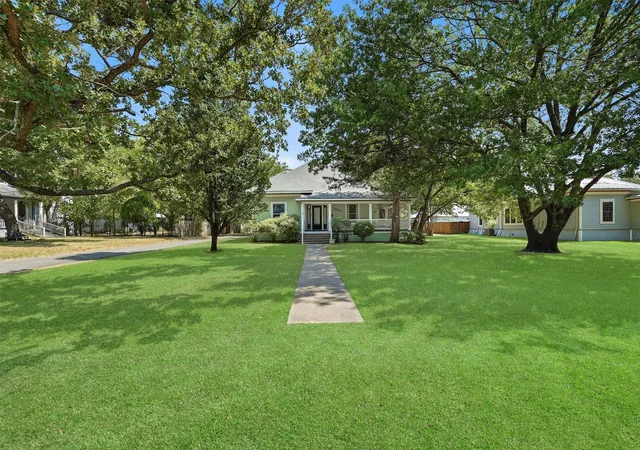 Photo 3 of Single family home for sale at 1221 S Crockett St, Sherman, TX 75090 | MLS# 21383048 | Listing updated on 2026-10-03
