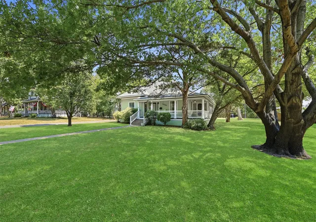 Photo 4 of Single family home for sale at 1221 S Crockett St, Sherman, TX 75090 | MLS# 21383048 | Listing updated on 2026-10-03