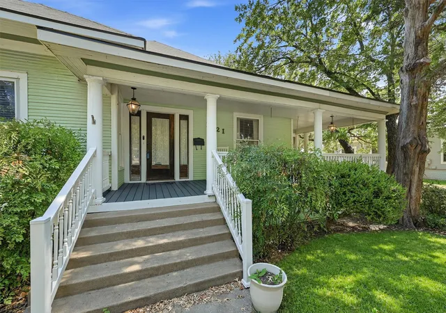 Photo 3 of Single family home for sale at 1221 S Crockett St, Sherman, TX 75090 | MLS# 21383048 | Listing updated on 2026-10-03
