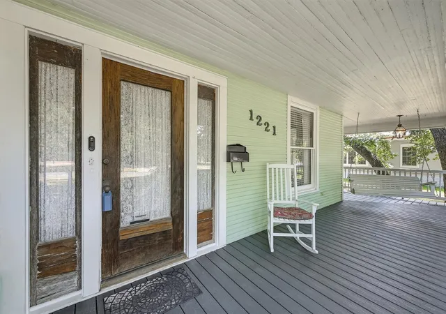Photo 2 of Single family home for sale at 1221 S Crockett St, Sherman, TX 75090 | MLS# 21383048 | Listing updated on 2026-10-03