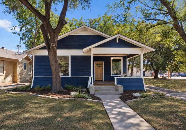 Photo 2 of Single family home for sale at 418 S Willomet Ave, Dallas, TX 75208 | MLS# 21383017 | Listing updated on 2026-10-04