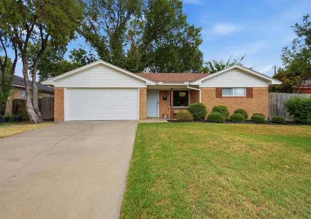 Photo 2 of Sale Pending at 433 La Salle Dr, Richardson, TX 75081 | MLS# 21377323 | Listing updated on 2026-09-28