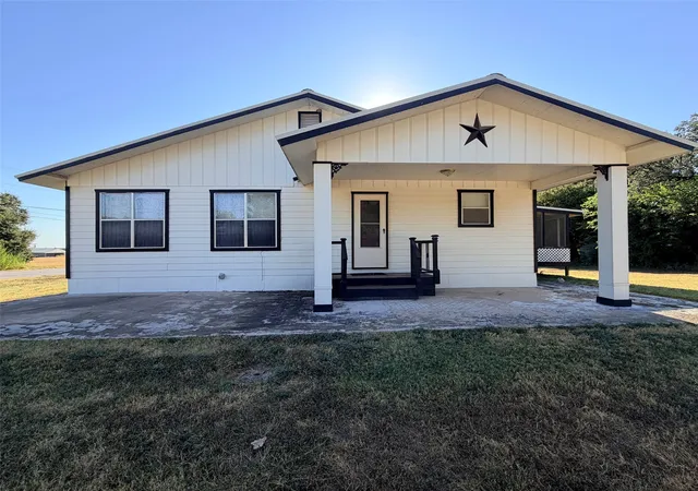 Photo 1 of Single family home for sale at 1410 Marie St, Comanche, TX 76442 | MLS# 21378533 | Listing updated on 2026-09-11