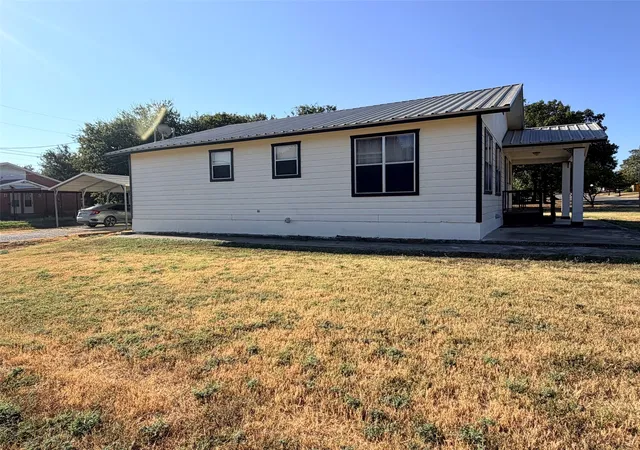 Photo 3 of Single family home for sale at 1410 Marie St, Comanche, TX 76442 | MLS# 21378533 | Listing updated on 2026-09-11