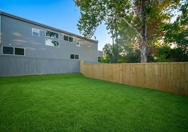 Photo 30 of Single family home for sale at 345 Bonnie View Rd, Dallas, TX 75203 | MLS# 21370177 | Listing updated on 2026-10-07