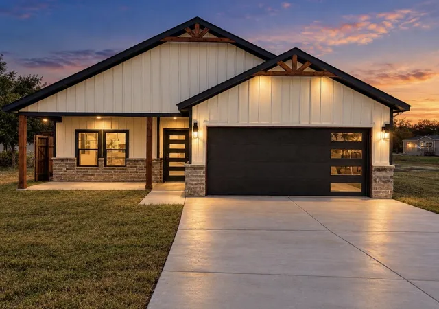 Photo 1 of Single family home for sale at 5431 Arrowhead Dr, Granbury, TX 76048 | MLS# 21377232 | Listing updated on 2026-09-11