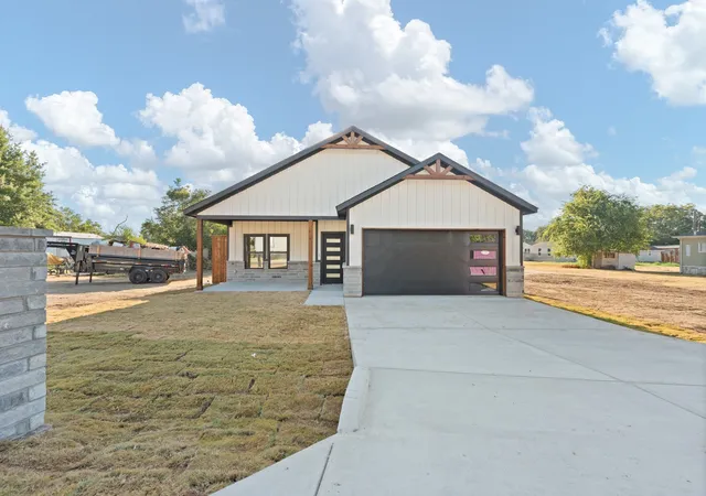 Photo 2 of Single family home for sale at 5431 Arrowhead Dr, Granbury, TX 76048 | MLS# 21377232 | Listing updated on 2026-09-11