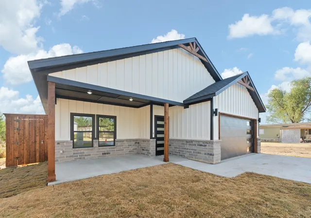 Photo 3 of Single family home for sale at 5431 Arrowhead Dr, Granbury, TX 76048 | MLS# 21377232 | Listing updated on 2026-09-11