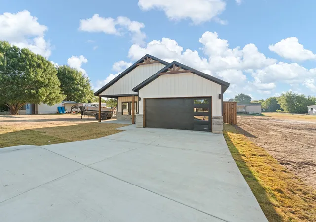 Photo 3 of Single family home for sale at 5431 Arrowhead Dr, Granbury, TX 76048 | MLS# 21377232 | Listing updated on 2026-09-11