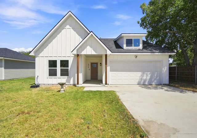 Single family home for sale at 370 3rd Avenue, Milford, TX 76670 | MLS# 21382896 | Listing updated on 2026-09-11