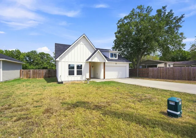 Photo 1 of Single family home for sale at 370 3rd Avenue, Milford, TX 76670 | MLS# 21382896 | Listing updated on 2026-09-11