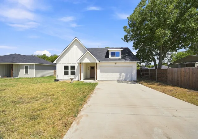 Photo 2 of Single family home for sale at 370 3rd Avenue, Milford, TX 76670 | MLS# 21382896 | Listing updated on 2026-09-11