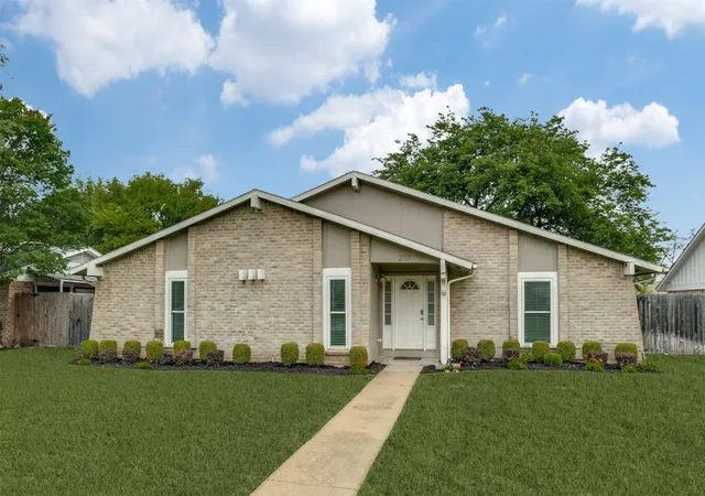 Photo 4 of Single family home for sale at 2117 Oak Brk Dr, Richardson, TX 75081 | MLS# 21383088 | Listing updated on 2026-09-11