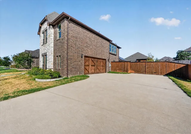 Photo 4 of Single family home for sale at 5625 Stone Ln, Midlothian, TX 76065 | MLS# 21381229 | Listing updated on 2026-09-14