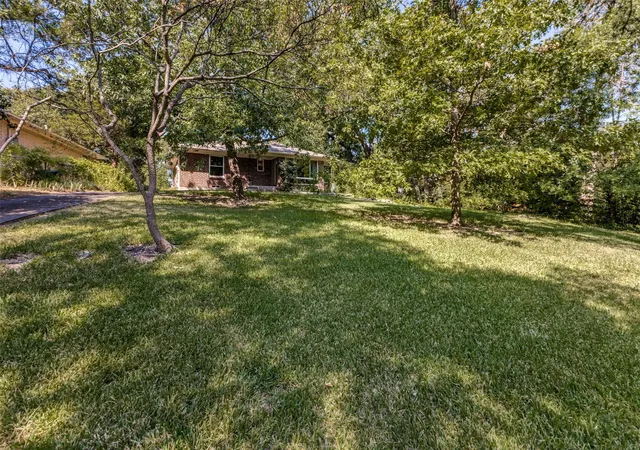 Photo 2 of Single family home for sale at 605 S Ravinia Dr, Dallas, TX 75211 | MLS# 21356836 | Listing updated on 2026-10-01