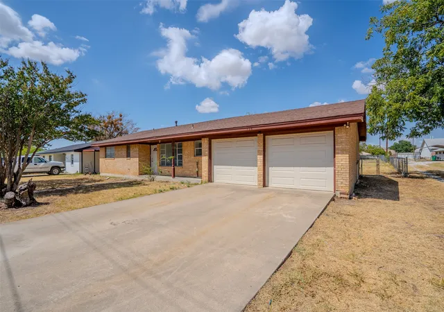 Photo 2 of Sale Pending at 328 Eagle St, Dublin, TX 76446 | MLS# 21383070 | Listing updated on 2026-09-24