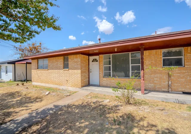 Photo 3 of Sale Pending at 328 Eagle St, Dublin, TX 76446 | MLS# 21383070 | Listing updated on 2026-09-24