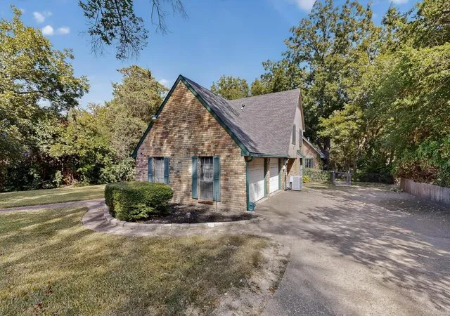 Photo 3 of Single family home for sale at 277 Creekwood Dr, Lancaster, TX 75146 | MLS# 21382511 | Listing updated on 2026-10-05