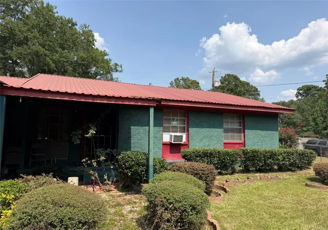 Photo 1 of Single family home for sale at 902 Belvedere Dr, Henderson, TX 75652 | MLS# 21383231 | Listing updated on 2026-09-22