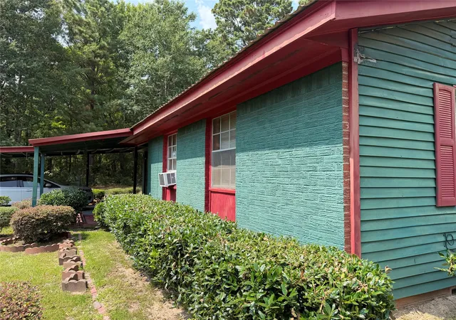 Photo 2 of Single family home for sale at 902 Belvedere Dr, Henderson, TX 75652 | MLS# 21383231 | Listing updated on 2026-09-22