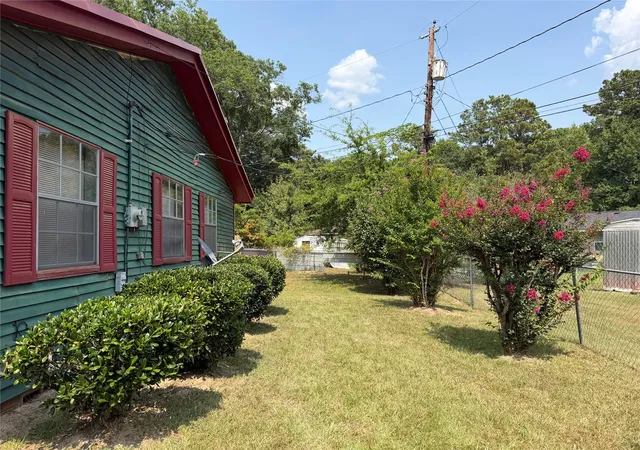 Photo 3 of Single family home for sale at 902 Belvedere Dr, Henderson, TX 75652 | MLS# 21383231 | Listing updated on 2026-09-22