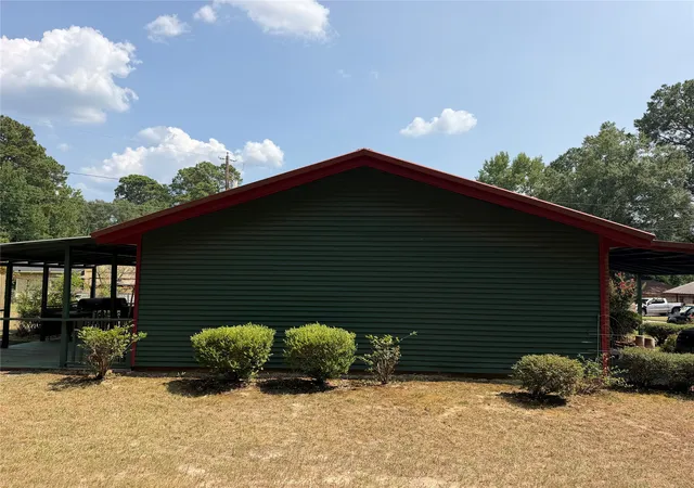 Photo 4 of Single family home for sale at 902 Belvedere Dr, Henderson, TX 75652 | MLS# 21383231 | Listing updated on 2026-09-22