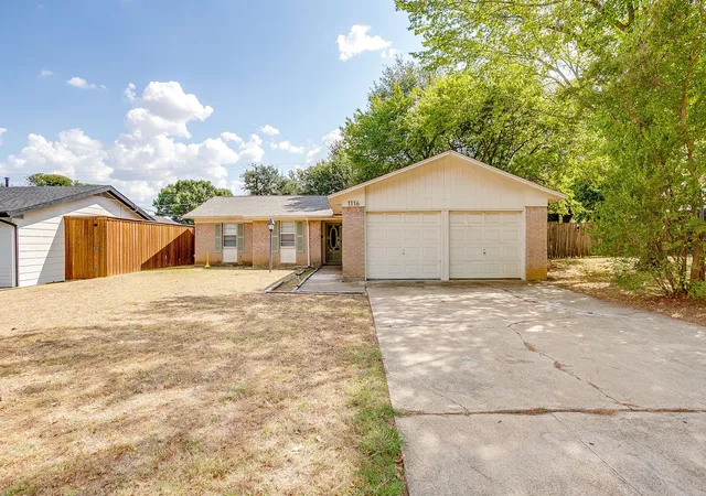 Single family home for sale at 1116 Woodbrook St, Arlington, TX 76011 | MLS# 21382589