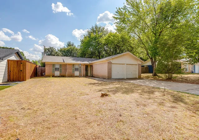 Photo 2 of Single family home for sale at 1116 Woodbrook St, Arlington, TX 76011 | MLS# 21382589 | Listing updated on 2026-09-11
