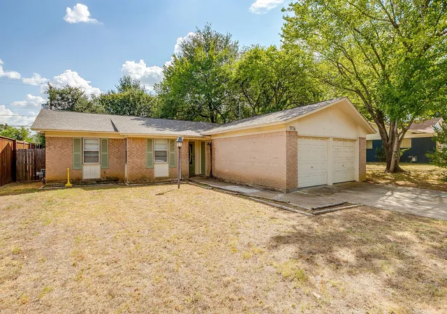 Photo 3 of Single family home for sale at 1116 Woodbrook St, Arlington, TX 76011 | MLS# 21382589 | Listing updated on 2026-09-11