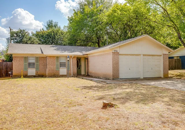 Photo 3 of Single family home for sale at 1116 Woodbrook St, Arlington, TX 76011 | MLS# 21382589 | Listing updated on 2026-09-11