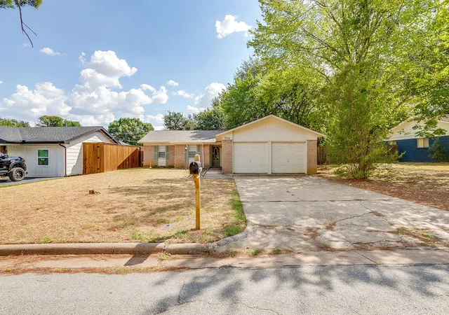 Photo 4 of Single family home for sale at 1116 Woodbrook St, Arlington, TX 76011 | MLS# 21382589 | Listing updated on 2026-09-11