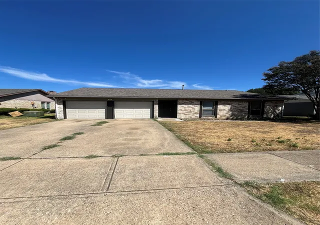 Photo 2 of Single family home for sale at 1211 Brush Crk Dr, Richardson, TX 75081 | MLS# 21383331 | Listing updated on 2026-09-11