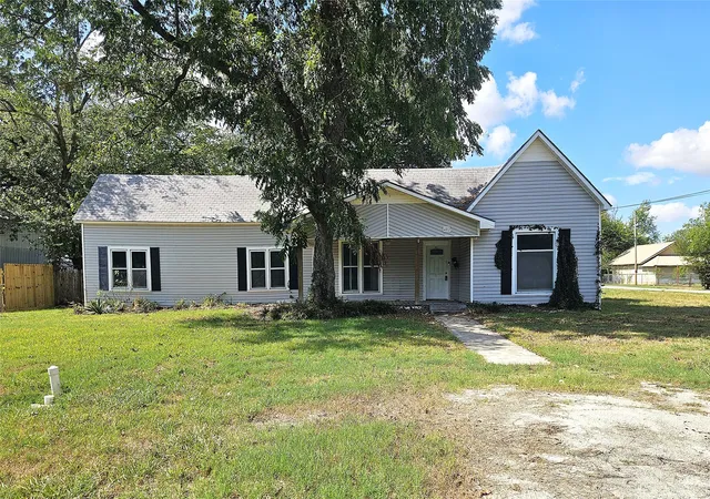 Photo 1 of Single family home for sale at 402 E State St, Groesbeck, TX 76642 | MLS# 21383081 | Listing updated on 2026-09-11